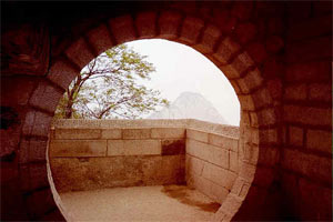 Round doorway atop Hua Shan.